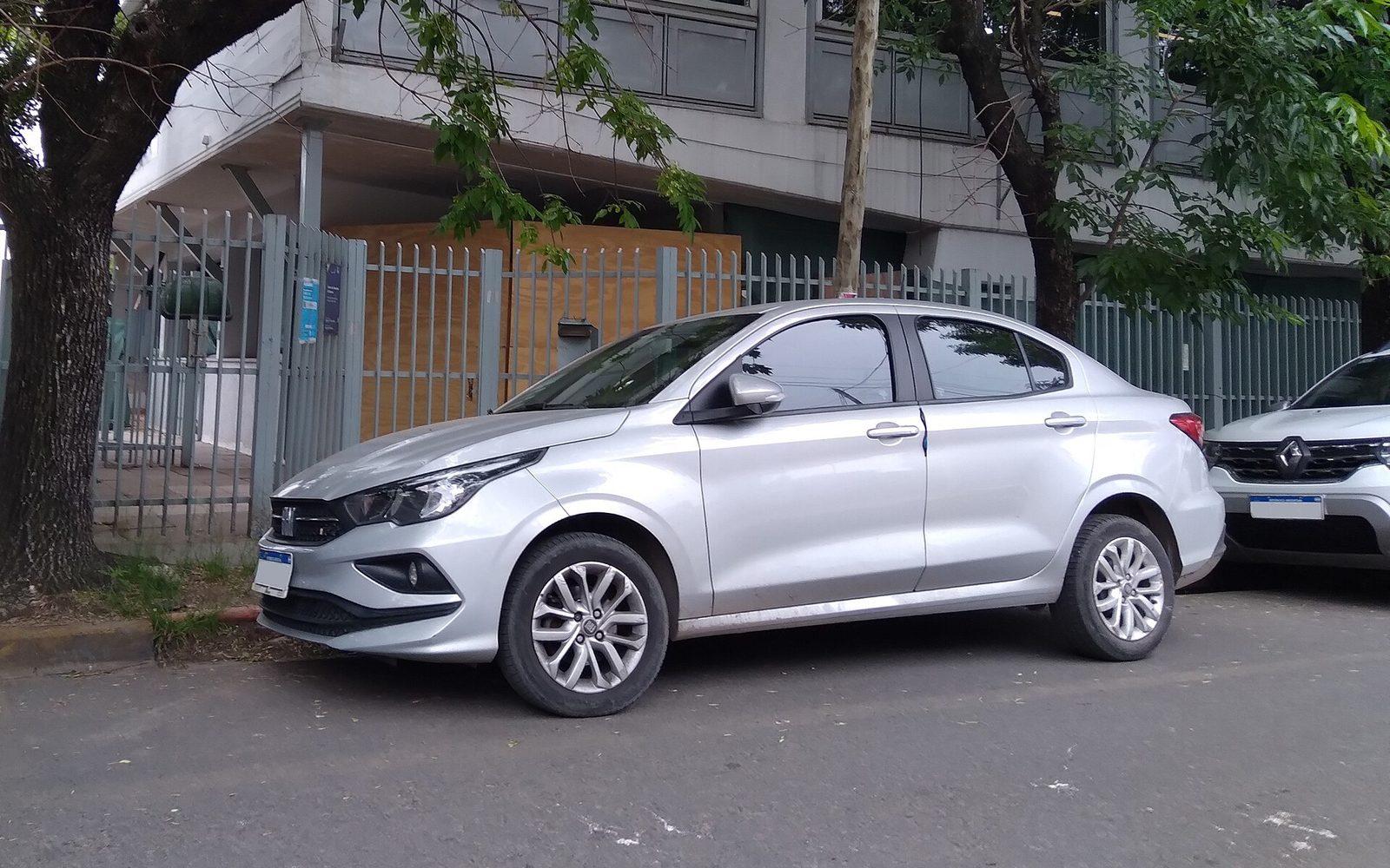 Fiat Cronos Drive 1.3 GSE 2021 Gris plata - vista frontal